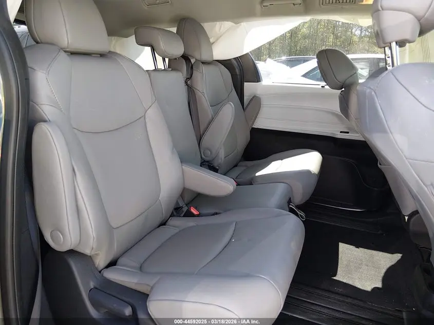 2026 TOYOTA SIENNA XLE