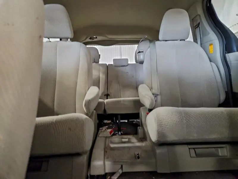 2014 TOYOTA SIENNA LE  