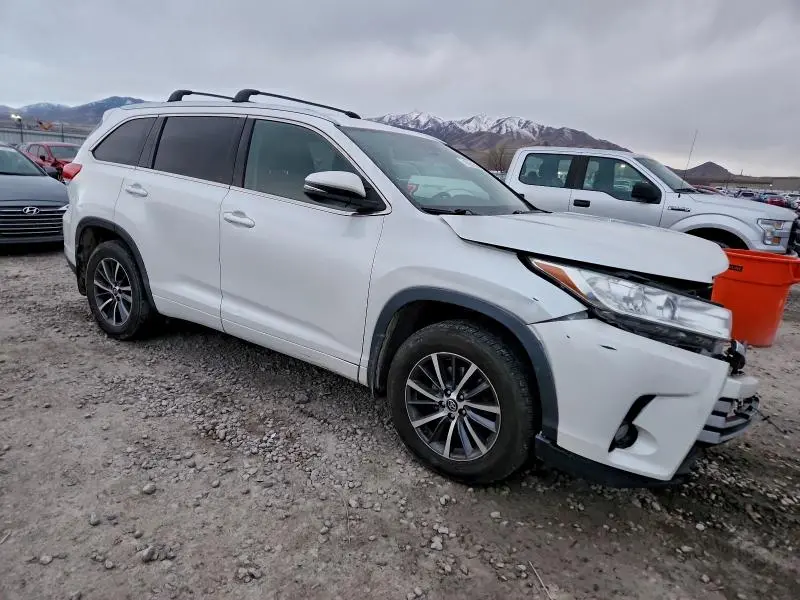 2017 TOYOTA HIGHLANDER SE  