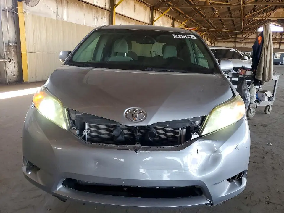 2016 TOYOTA SIENNA LE  