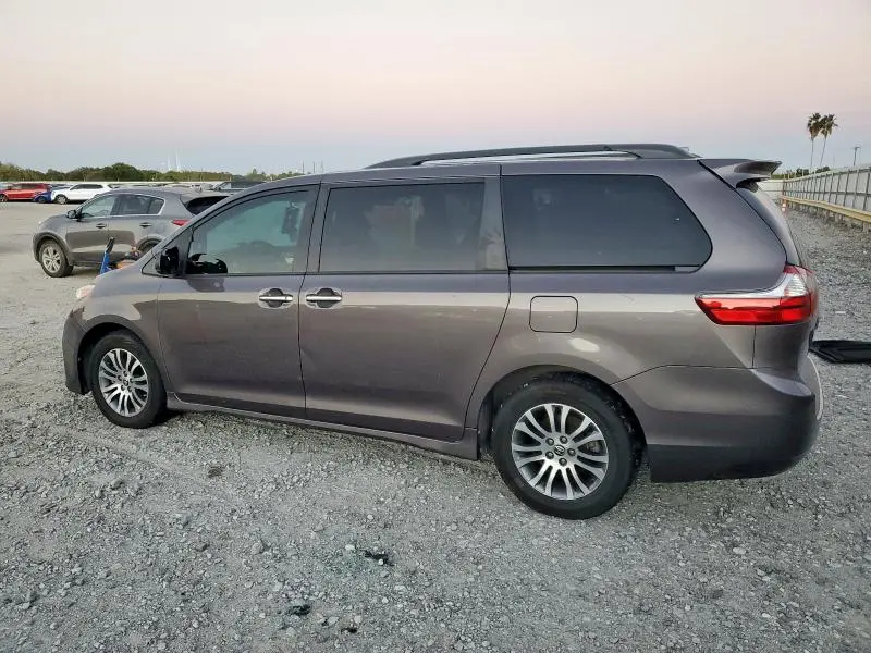 2020 TOYOTA SIENNA XLE  