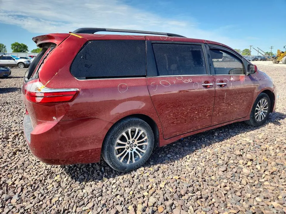 2018 TOYOTA SIENNA XLE 8-PASSENGER  
