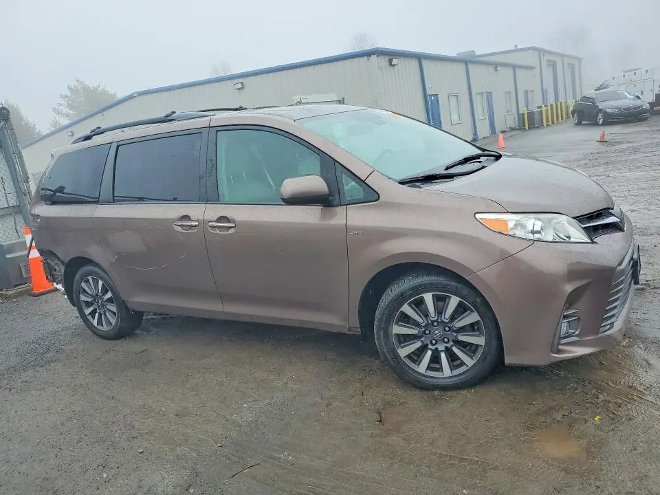 2019 TOYOTA SIENNA XLE  