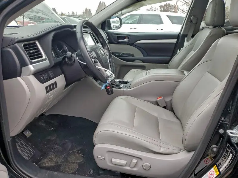 2017 TOYOTA HIGHLANDER SE  