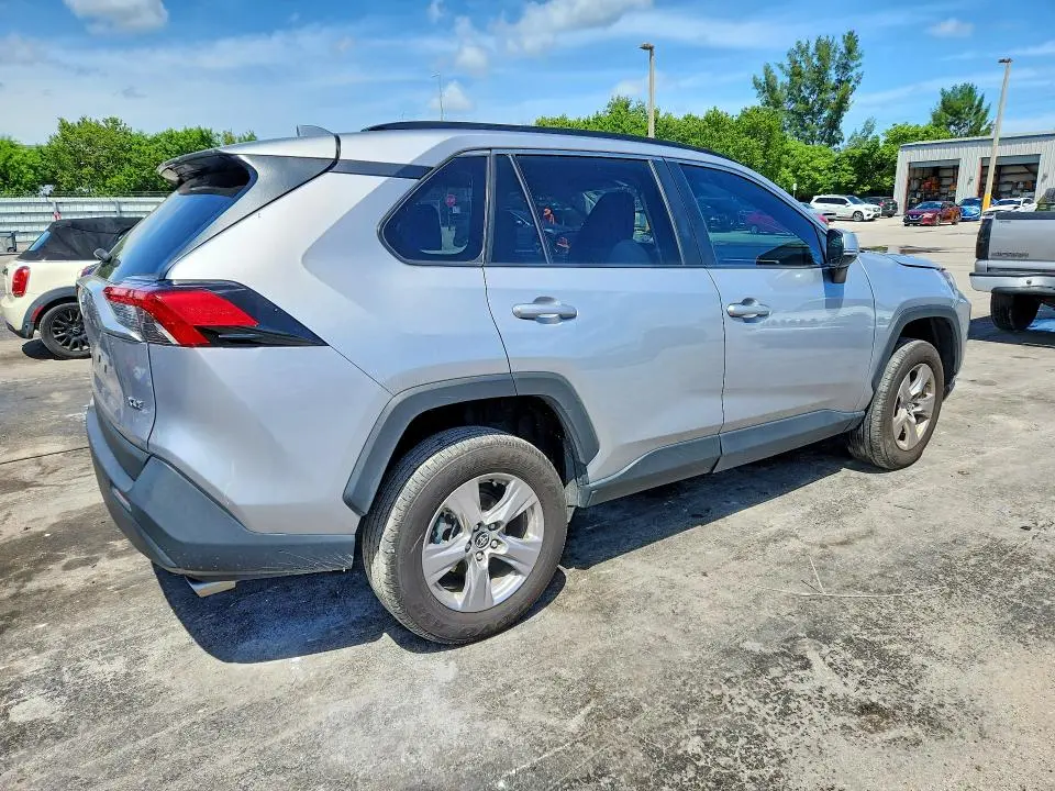 2025 TOYOTA RAV4 XLE  