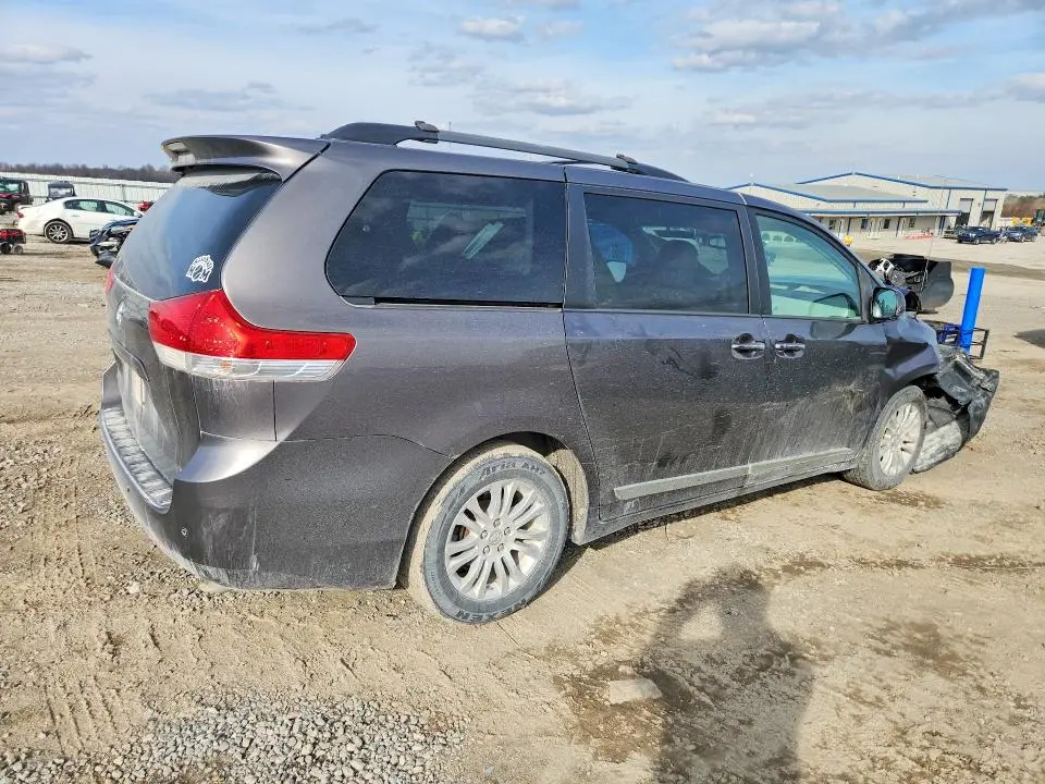 2013 TOYOTA SIENNA   