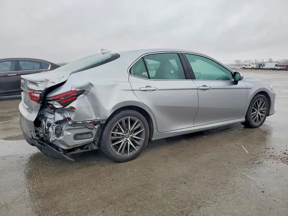 2022 TOYOTA CAMRY XLE  