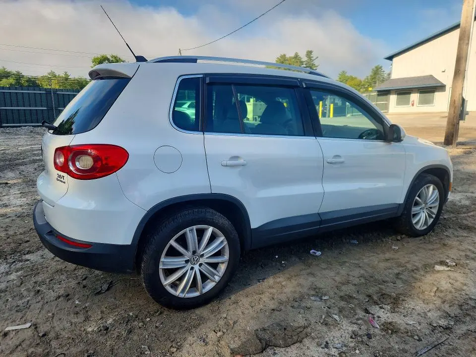 2011 VOLKSWAGEN TIGUAN S  