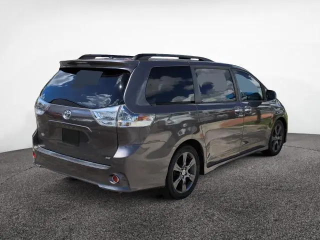 2016 TOYOTA SIENNA SE  