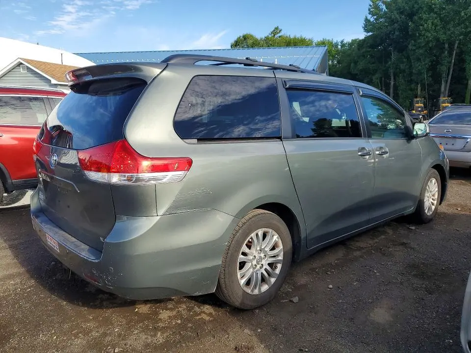 2013 TOYOTA SIENNA XLE 8-PASSENGER  