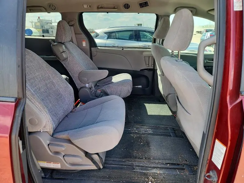 2015 TOYOTA SIENNA LE  
