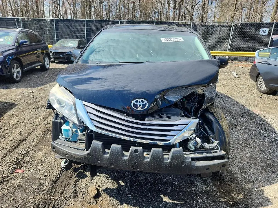 2017 TOYOTA SIENNA XLE 7-PASSENGER  
