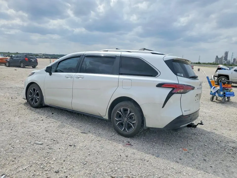 2025 TOYOTA SIENNA   
