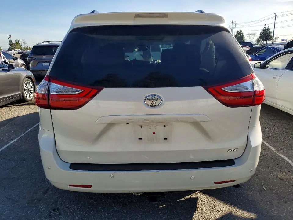 2016 TOYOTA SIENNA XLE  
