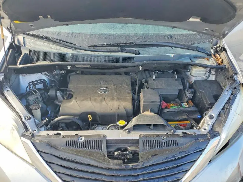 2013 TOYOTA SIENNA LE 8-PASSENGER  