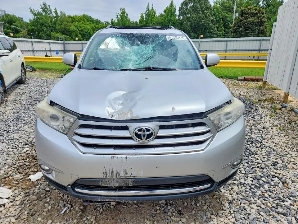 2013 TOYOTA HIGHLANDER SE  