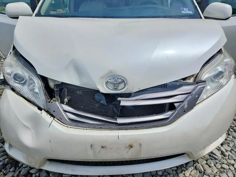 2015 TOYOTA SIENNA XLE 8-PASSENGER  