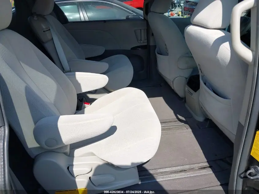 2014 TOYOTA SIENNA LE V6 8 PASSENGER