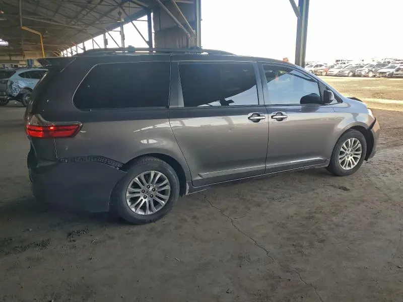 2017 TOYOTA SIENNA XLE  