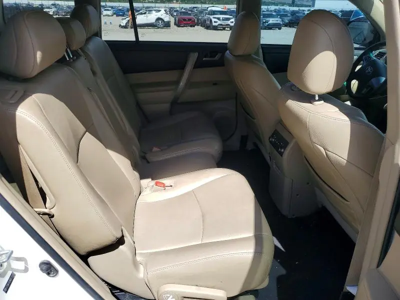 2013 TOYOTA HIGHLANDER SE  