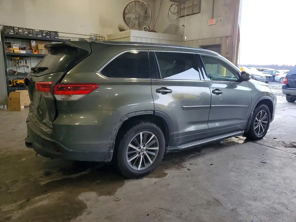 2017 TOYOTA HIGHLANDER SE  