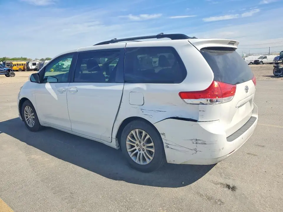 2014 TOYOTA SIENNA XLE 8-PASSENGER  
