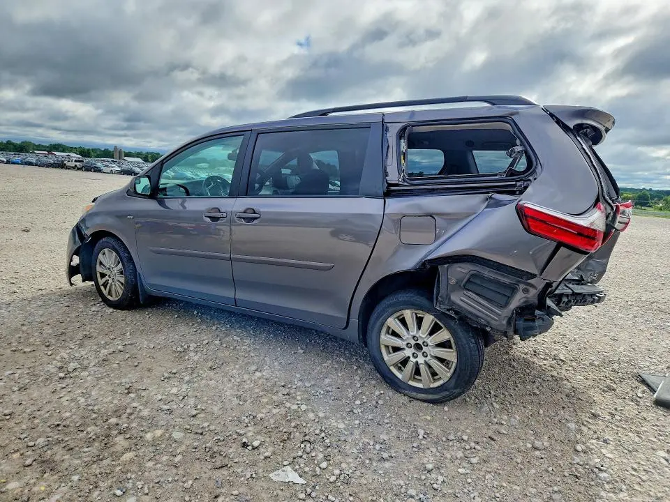 2017 TOYOTA SIENNA LE  