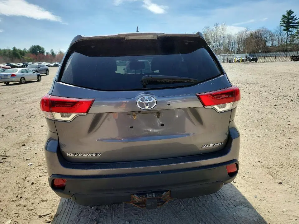 2019 TOYOTA HIGHLANDER XLE  