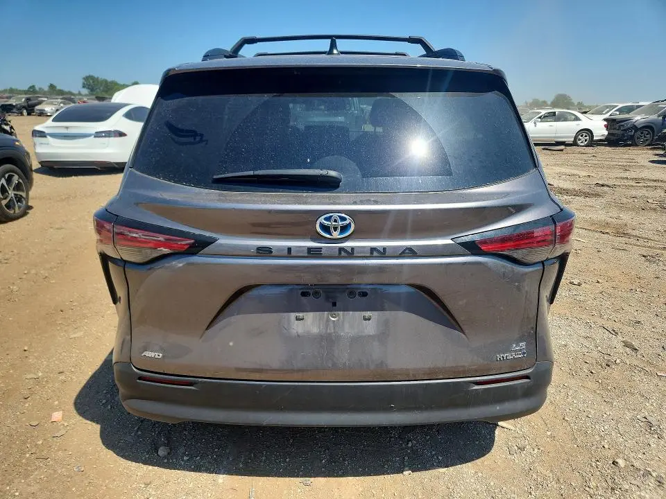2022 TOYOTA SIENNA LE  