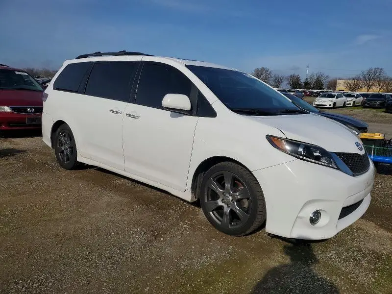 2017 TOYOTA SIENNA SE  