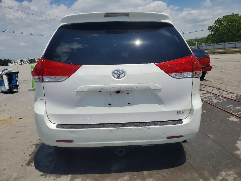 2014 TOYOTA SIENNA XLE 8-PASSENGER  