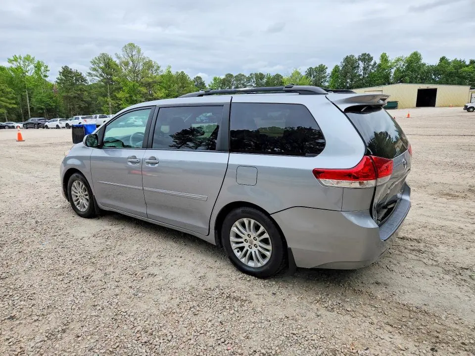 2013 TOYOTA SIENNA XLE 8-PASSENGER  