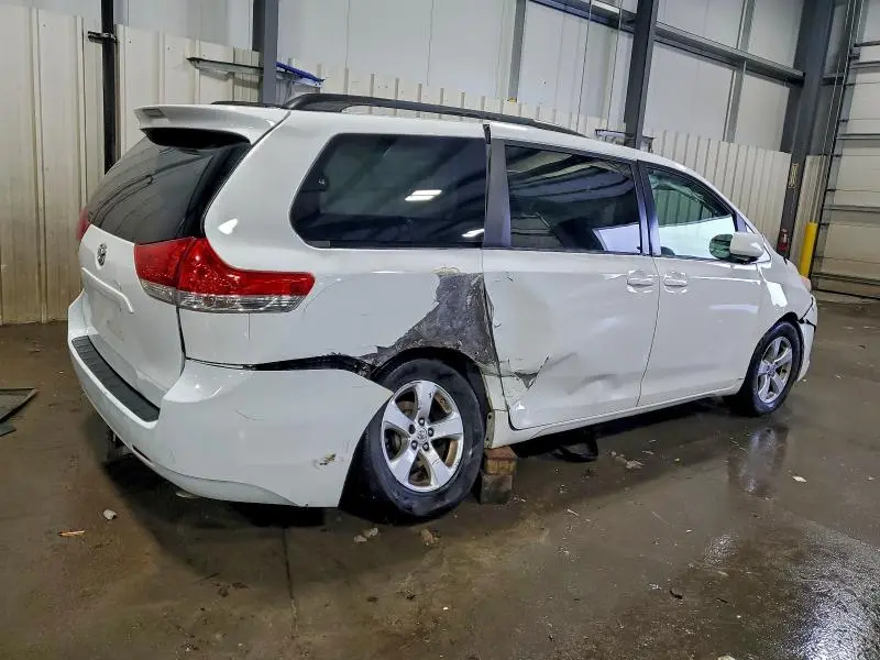 2014 TOYOTA SIENNA LE  