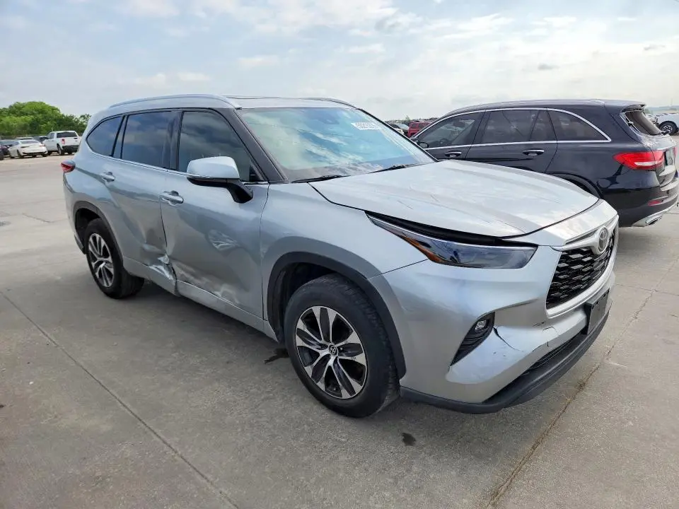 2021 TOYOTA HIGHLANDER XLE  