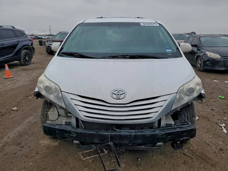 2015 TOYOTA SIENNA LE  