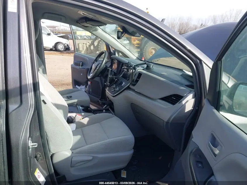 2019 TOYOTA SIENNA LE 8 PASSENGER