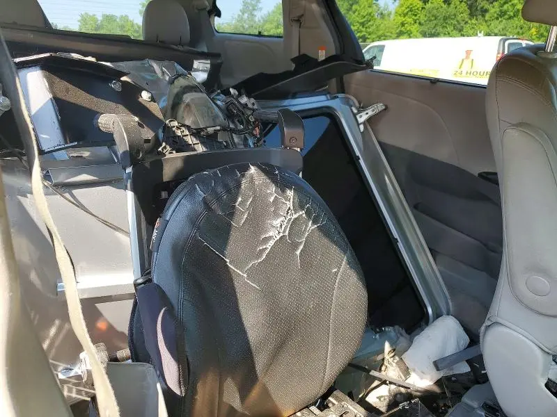2016 TOYOTA SIENNA XLE 8-PASSENGER  