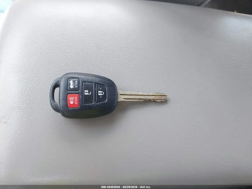 2016 TOYOTA CAMRY LE