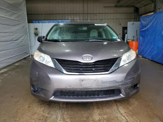 2011 TOYOTA SIENNA LE