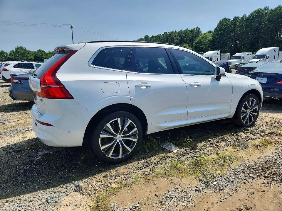2022 VOLVO XC60 B5 MOMENTUM  