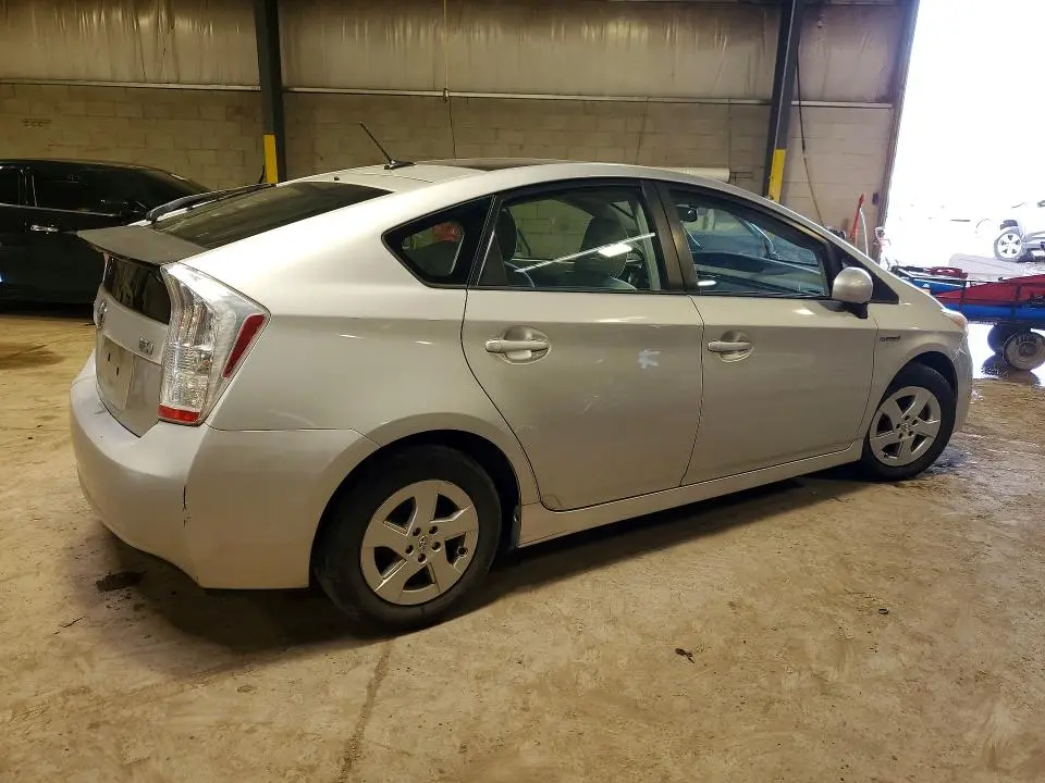 2010 TOYOTA PRIUS III  