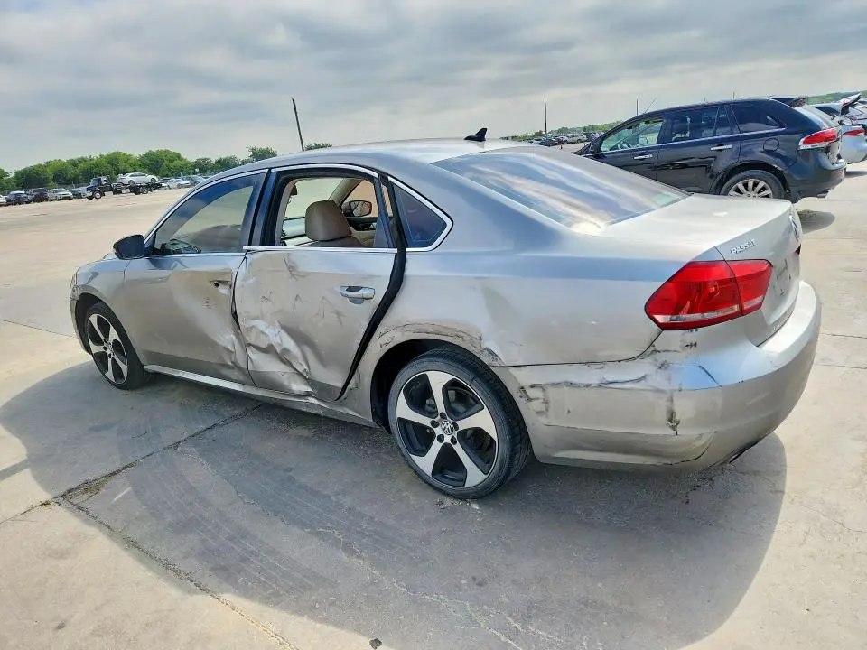 2013 VOLKSWAGEN PASSAT SE  