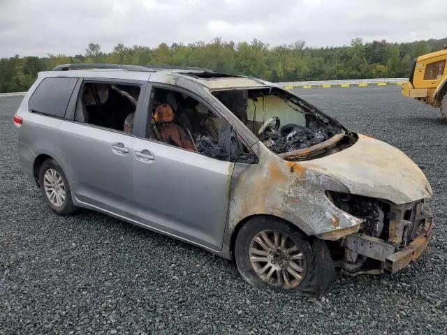 2013 TOYOTA SIENNA XLE
