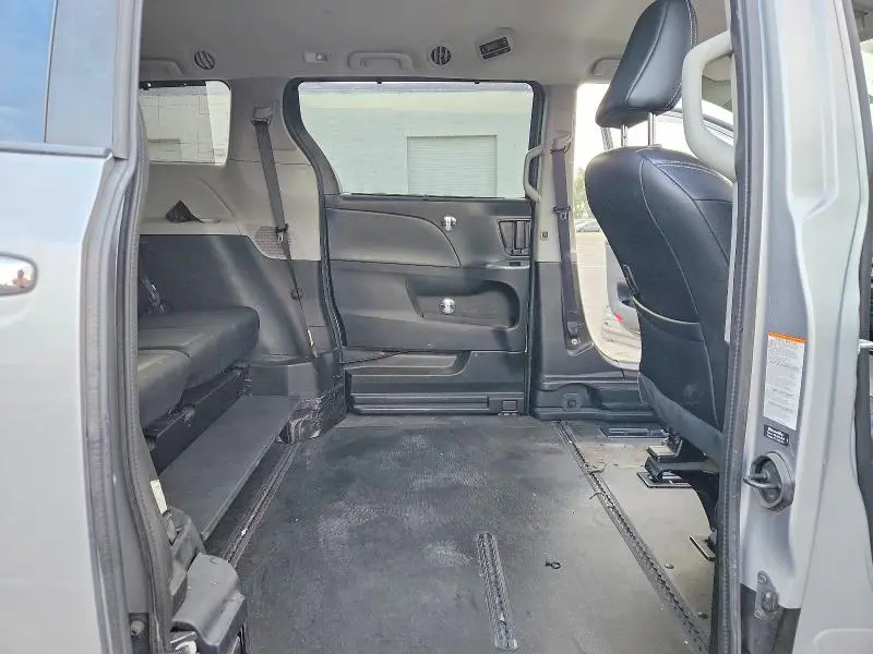 2018 TOYOTA SIENNA SE 8-PASSENGER  