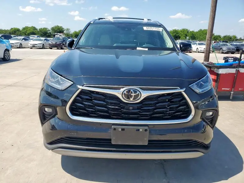 2024 TOYOTA HIGHLANDER LE  