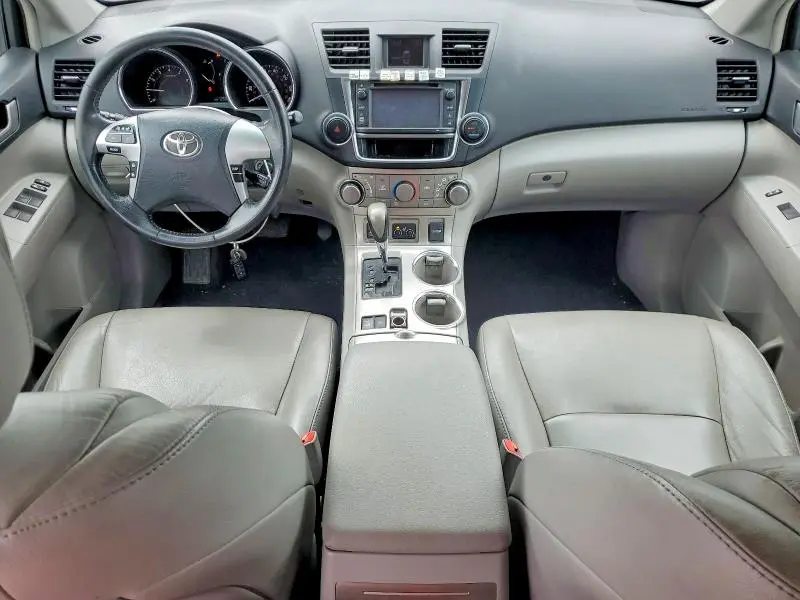 2013 TOYOTA HIGHLANDER SE  