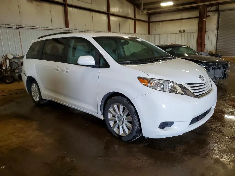 2015 TOYOTA SIENNA LE  