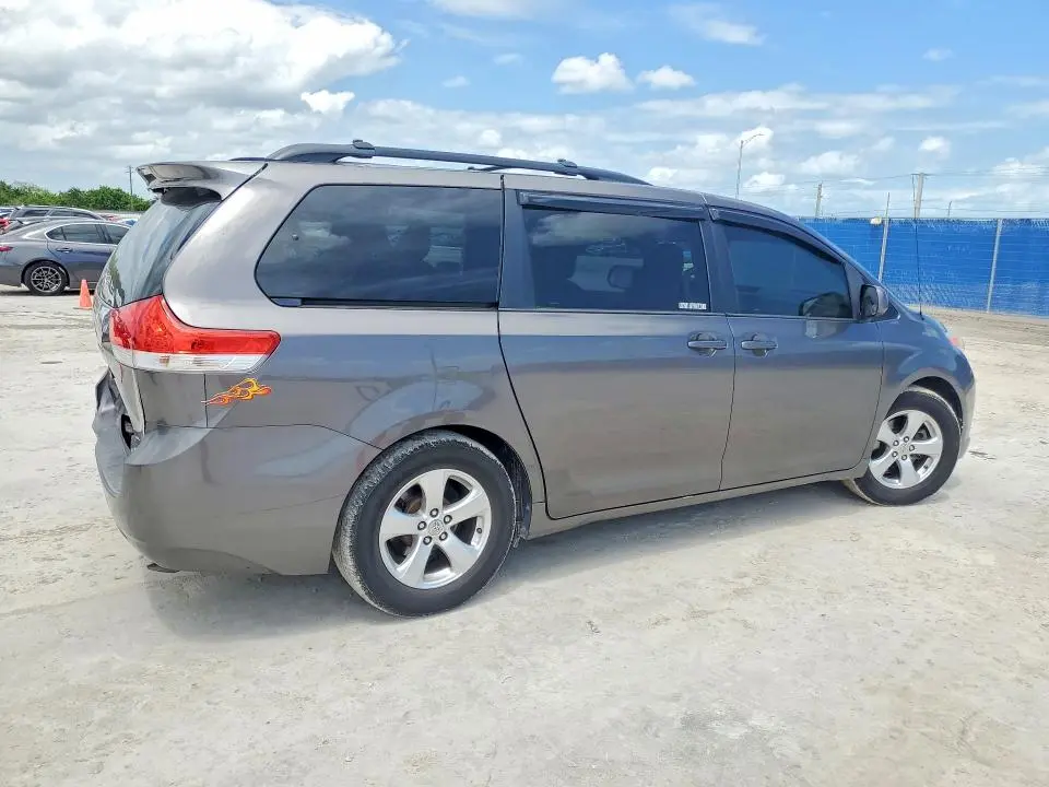 2014 TOYOTA SIENNA LE  