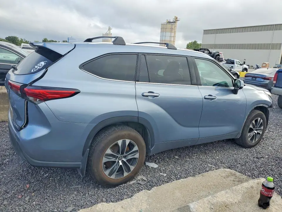 2021 TOYOTA HIGHLANDER XLE  
