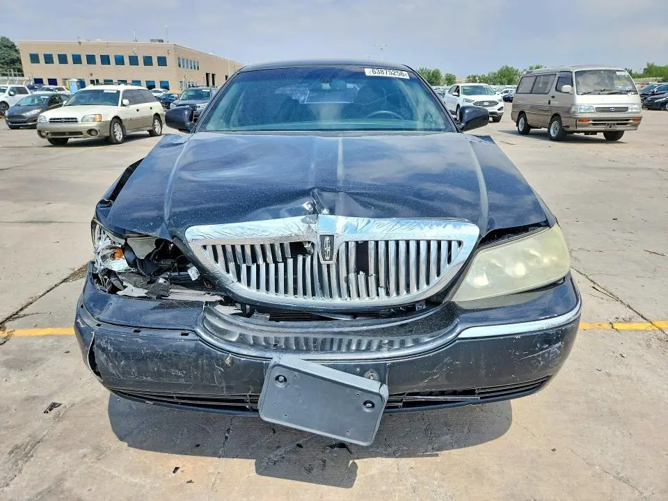 2010 LINCOLN TOWN CAR EXECUTIVE L  
